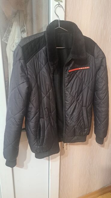 Носки и белье: Qara rəngli quilted kişi jaketi. Ön hissədə qırmızı zolaqda “PRADA”