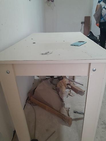 Ağ rəngli sadə iş/masaüstü stol - Minimalist dizayn: düz düzbucaqlı