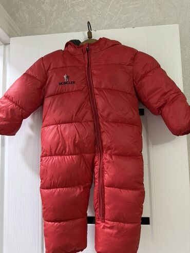 Верхняя одежда: Детский пуховый комбинезон Moncler ярко-красного цвета, идеально