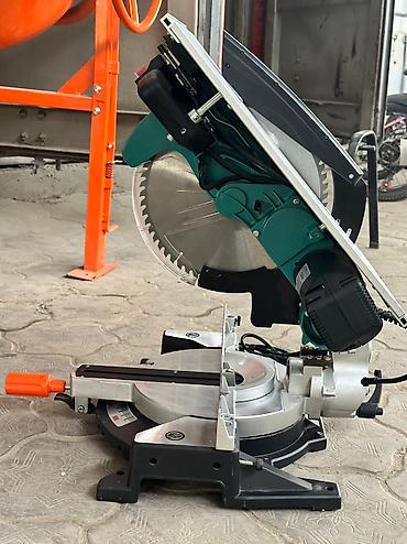 black decker: Настольная пила Power Action CS2400M с мощным двигателем 2400 Вт и — 2