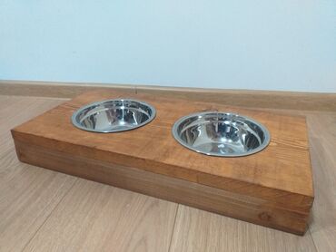 dimenzije x cm: Hranilice za pse od drveta sa dve posude-za vodu i hranu,prelakirane