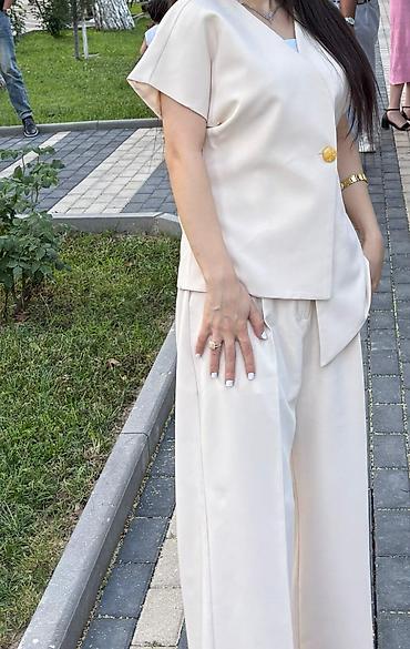 oversize: Zərif krem rəngli qadın kostyum dəsti - İki hissədən ibarət: oversize — 1