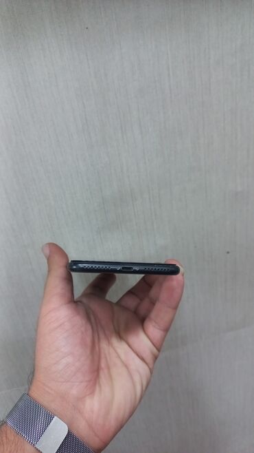 Digər mobil telefonlar: Satılır: 3 ədəd smartfon (şəkillərdə) 1) Apple iPhone (qara rəng) - — 34