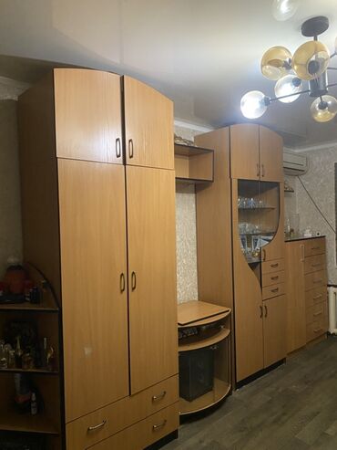 полки витринные: Зал үчүн гарнитур, ДСП, түсү - Саргыч боз