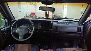 Jeep: Jeep Grand Cherokee (ZJ) – mavi rəngli, 5 qapılı SUV - Mühərrik: V8 — 8