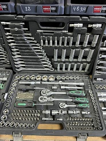 Инструменты: Набор инструментов в прочном кейсе Комплект состоит из обширного — 1