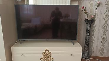 LG LED televizor, təxminən 43–50 düym ekran ölçüsü. - İncə çərçivə və