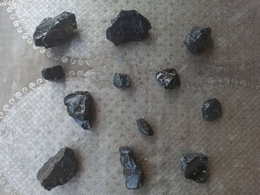 Digər kolleksiyalar: Təbii Obsidian daşı. Tamamilə təbii, emal olunmamış parlaq qara — 17