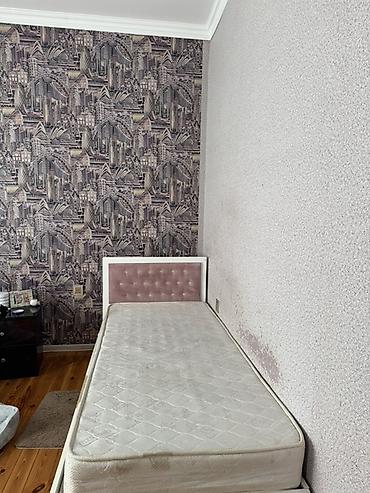 Çarpayılar: Tək nəfərlik çarpayı və döşək dəsti - Ölçü: təxmini 90×190 sm (tək — 1