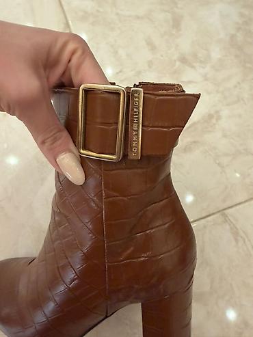 Qadın ayaqqabıları: Tommy Hilfiger qadın botları - Model: FW05349 200 (qutudakı etiket) - — 2