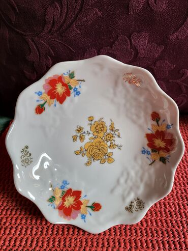 Stare vaze i dekor: Porcelanska nova,vintaz bombonijera. Visina. 6,5cm — 9