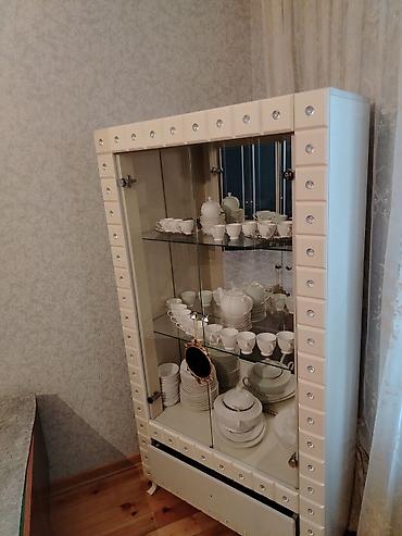 qab dolabi: Şüşəli qab vitrin şkafı - Material: MDF karkas, ön və yan hissələrdə — 1