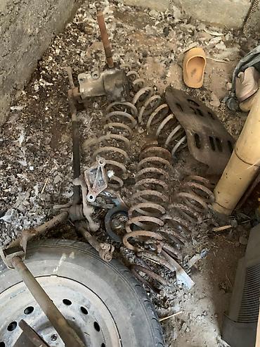 Передние фары: Предлагаются различные автомобильные запчасти, включающие задние — 13