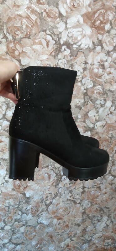 Botinka və botilyonlar: Qadın qışlıq bot – qara, qalın dabanlı Baha almışdıq,hansi magazanidi — 2
