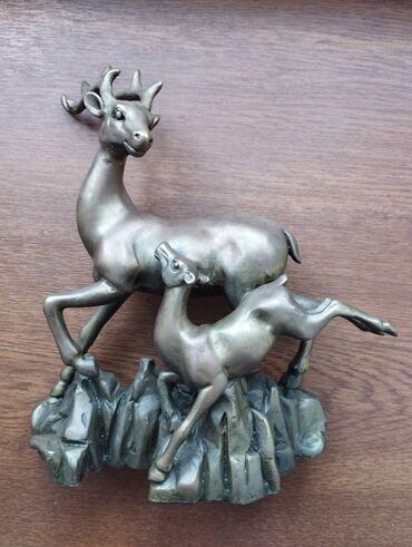 idman velosipeti: Продам старинную статуэтку из бронзы олень с оленёнком вес 1213 грамм