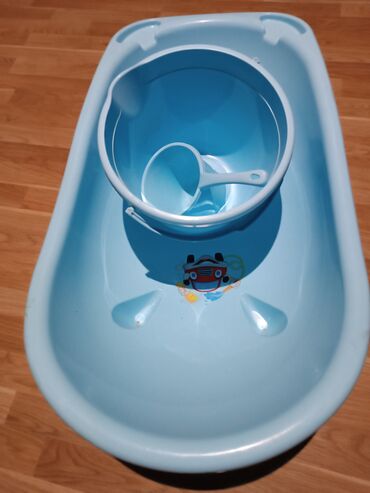 məktəbli uşaq: Uşaq vanna komplekti – açıq mavi rəngdə. Komplektə daxildir: - Geniş