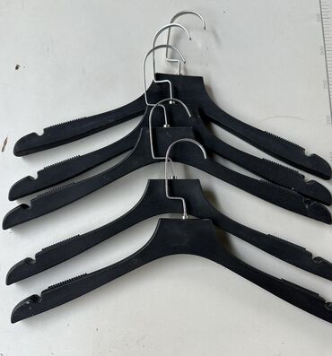 Вешалки: Продаю плечики вешалки черного цвета пластиковые с железными крючками
