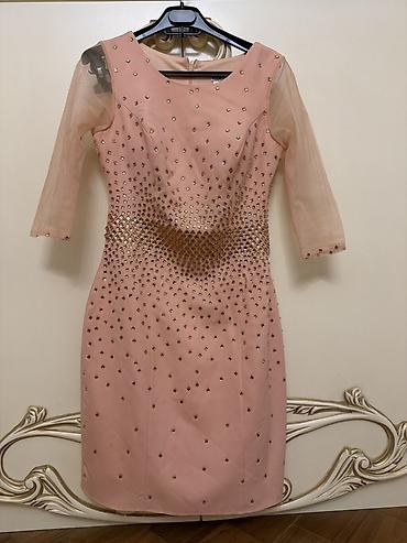 qol korseti: Pudra-çəhrayı rəngdə elegant ziyafət geyimi - Model: dar kəsim, dizə — 2