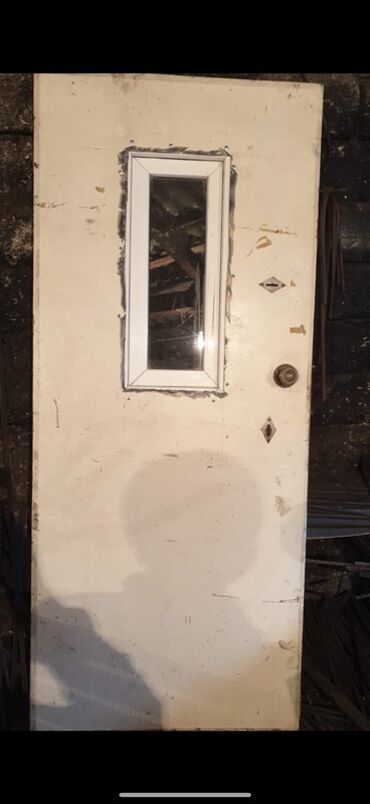 Furnitura və aksessuarlar: Ağ rəngli giriş/otaq qapısı - Material: ağ boyalı taxta/kompozit