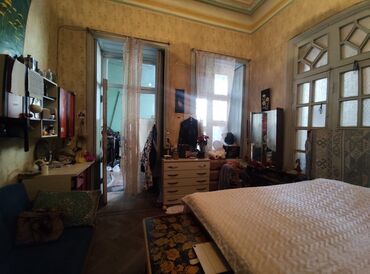 Binalar: Tarixi mərkəzdə yerləşən küçə mənzərəsi olan kommersiya obyektləri və — 23