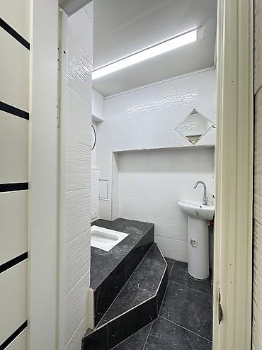 Продажа помещений свободного назначения: Продаётся коммерческое помещение в районе «Золотой квадрат» Площадь — 12