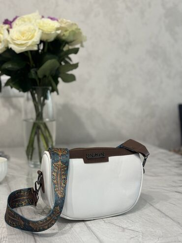 женская модная сумочка: Продается новая сумочка почтальонка.
600 сом