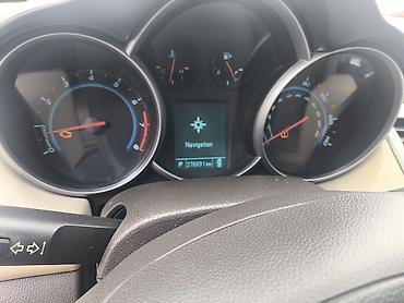Chevrolet: Chevrolet Cruze LT – sedan, ağ rəng. Texniki və dizayn — 8