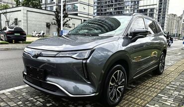 бузук машина: Серый кроссовер с полным приводом. Имеет светодиодные фары