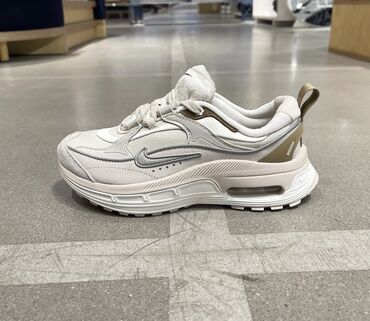 Женская обувь: Nike Air Max Bliss women(white silver sage) Размер 7.5(38.5р) Очень