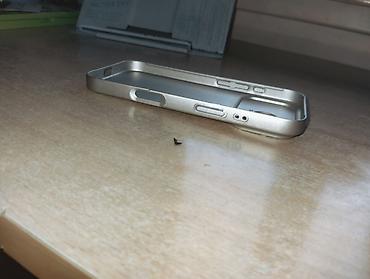 Металлический чехол-бампер для iPhone 16 про (серебристо‑золотистый)
