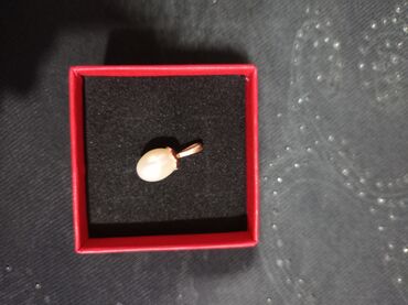 золотые кольца: Золотой кулон с жемчугом, 1,58 гр. цена 4500 сом