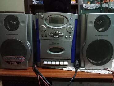 stalak za dzojstik: Kompaktni audio sistem marke First Austria, idealan za manje prostore