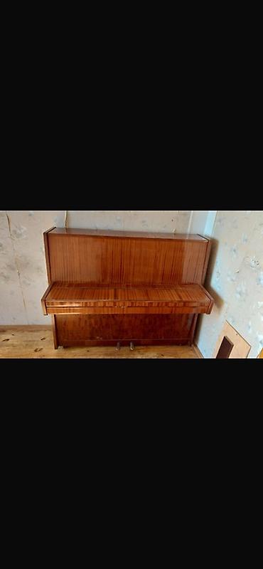 Klassik üslubda şaquli pianino. Korpus taxta teksturalı, parlaq