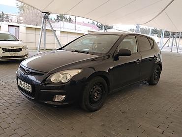 i30: Hyundai i30 hatchback, qara rəng, 5 qapı. Əsas xüsusiyyətlər: - — 2