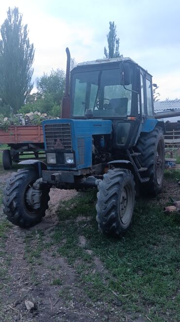Тракторы: Трактор МТЗ 82 в хорошем состоянии с агрегатами прессподборшик дож