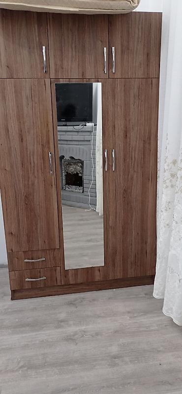 qoz: Güzgülü üç qapılı paltar dolabı - Material: ağac teksturalı laminat - — 1