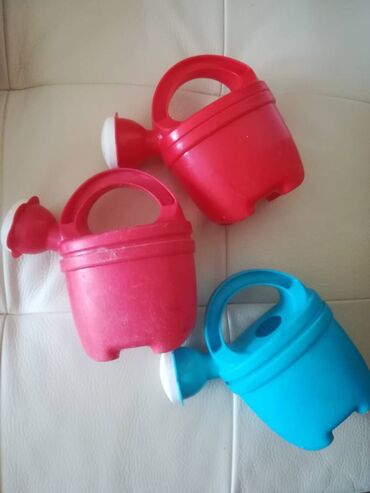 Toys: Plastične kantice za vodu 3 kom sve za 400 din, 1 plava i 2 crvene