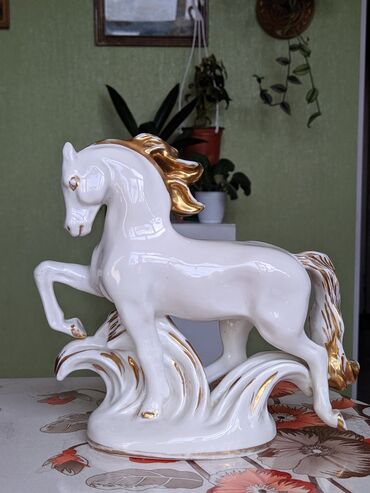 s 21 v Azərbaycan | Samsung: Фарфоровая статуэтка времён СССР белый конь с золотой гривой - "Конь