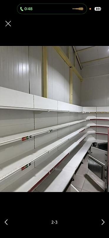 Торговое оборудование: Торговые стеллажи пристенные металлические, белые. - Конструкция — 1