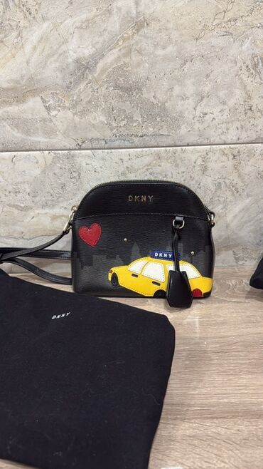 Çiyin çantası, DKNY