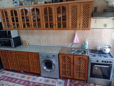 Кровати: Təmiz şabalıd ağacından mətbəx mebeli uzərində qaz və moyka verilir