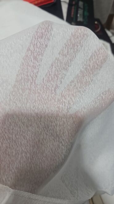 Pərdə və tüllər: Ağ rəngli, zərif güllü naxışlarla bəzədilmiş tül pərdə. Yüngül və — 8