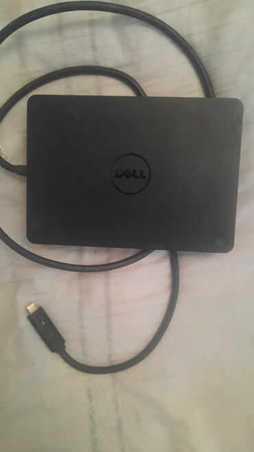 Dok-stansiya: Dell markalı, USB-C kabeli ilə təchiz olunmuş universal dok