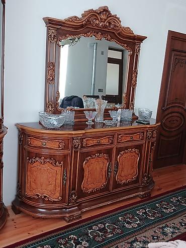 masa və oturacaqlar: Klassik üslubda qonaq otağı üçün vitrinli bufet və güzgülü konsol — 3