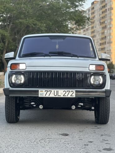 Lada Niva 4x4 modelinin ağ rəngli, arxadan görünüşünü əks etdirən bu