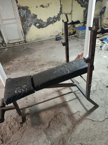 Digər trenajorlar: Qara rəngli, oturmaq üçün dəri səthi olan idman skamyası. Çəki