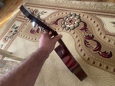 İdman və hobbi: Üstündə çanta, divardan asılqan və simlər verilir Akkustik gitara – — 4
