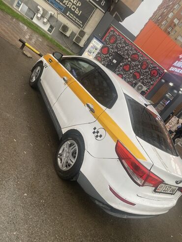 Kia: Белый седан Kia Rio с желтой полосой,в качестве такси. Автомат коробка