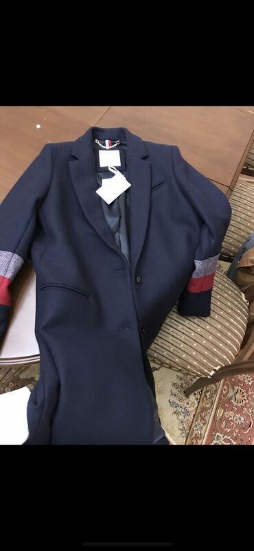 ikinci el geyimlər: Tommy hilfiger palto original 670 azn alinib veziyyeti eladir L olcu