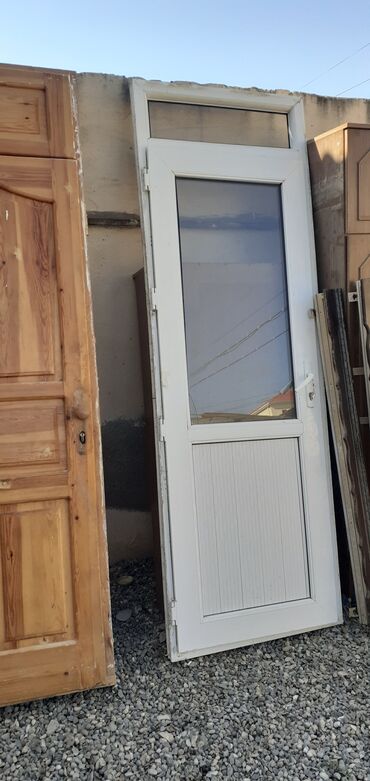 qapı rəngləri: Şüşə panelli ağ rəngli PVC qapı. Bu qapı müasir görünüşə malikdir və